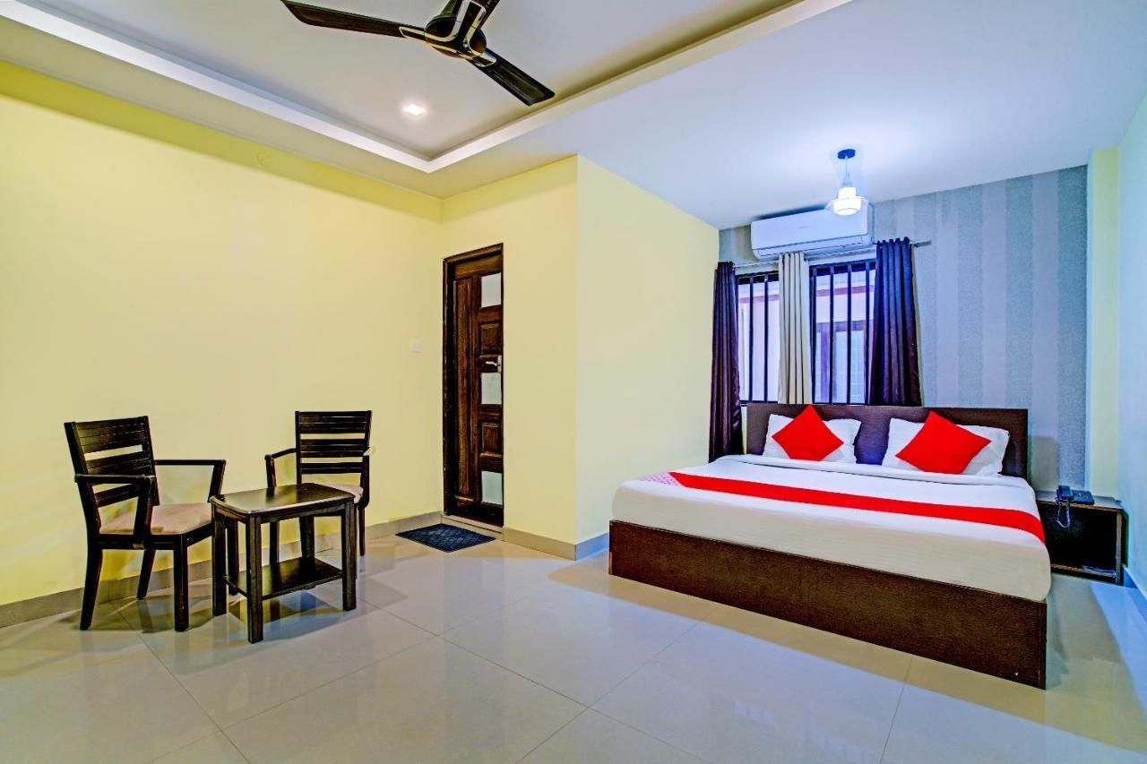 Oyo Flagship 77876 Amigo Suites Kochi Exteriér fotografie